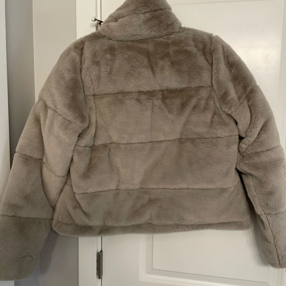 Super cozy and fashionable cropped puffer. - Picture 3 of 3